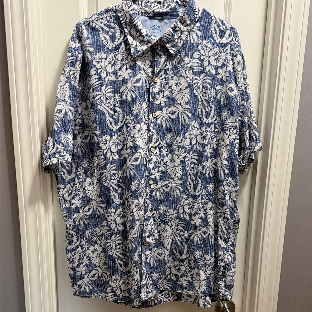 Men’s IZOD White and Blue Tropical Print Short-Sleeve Button-Down Shirt. XXL